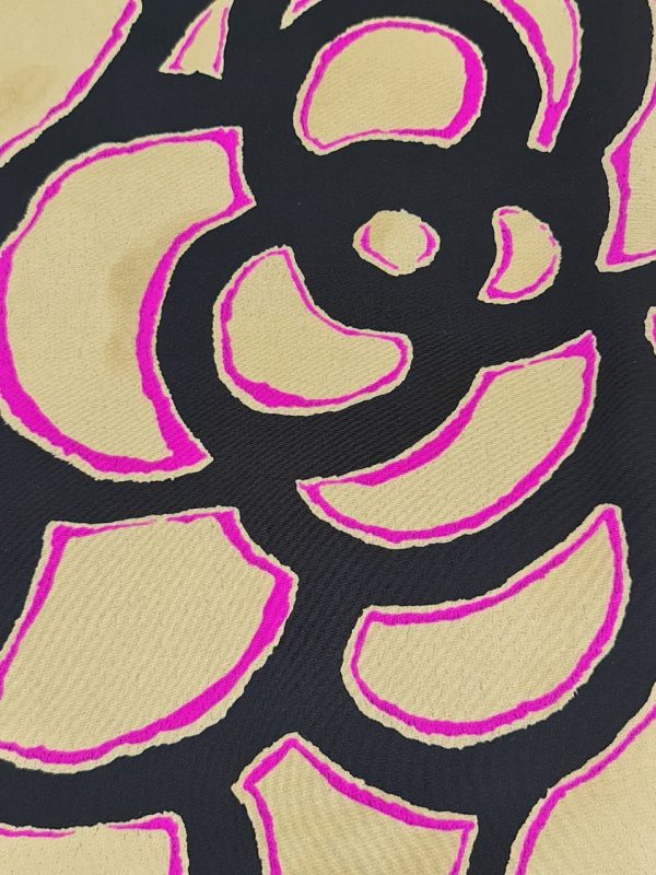 Crepe de chine fiori stilizzati contorno fuxia - immagine 2