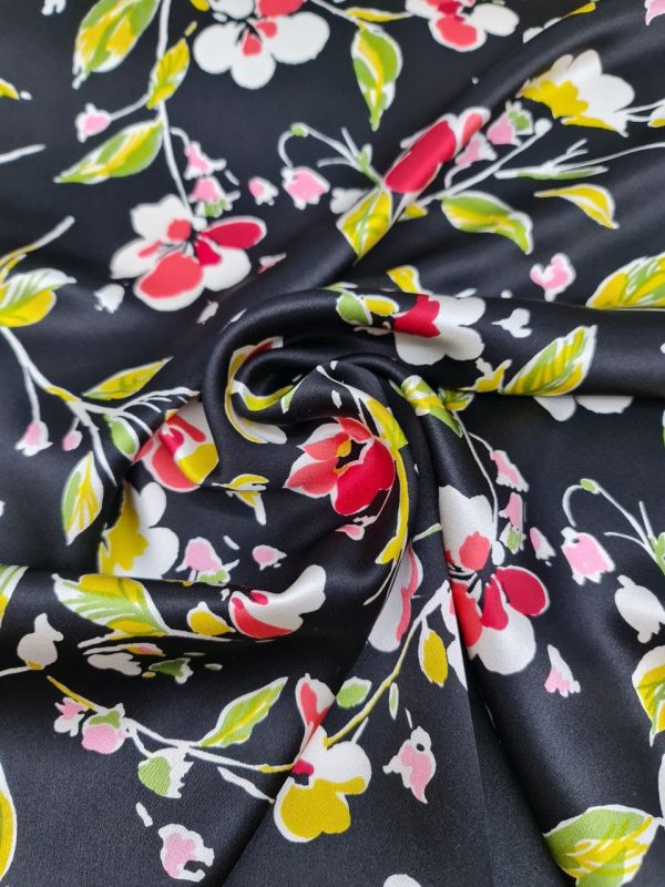 Satin di seta fondo nero a fiori var 1