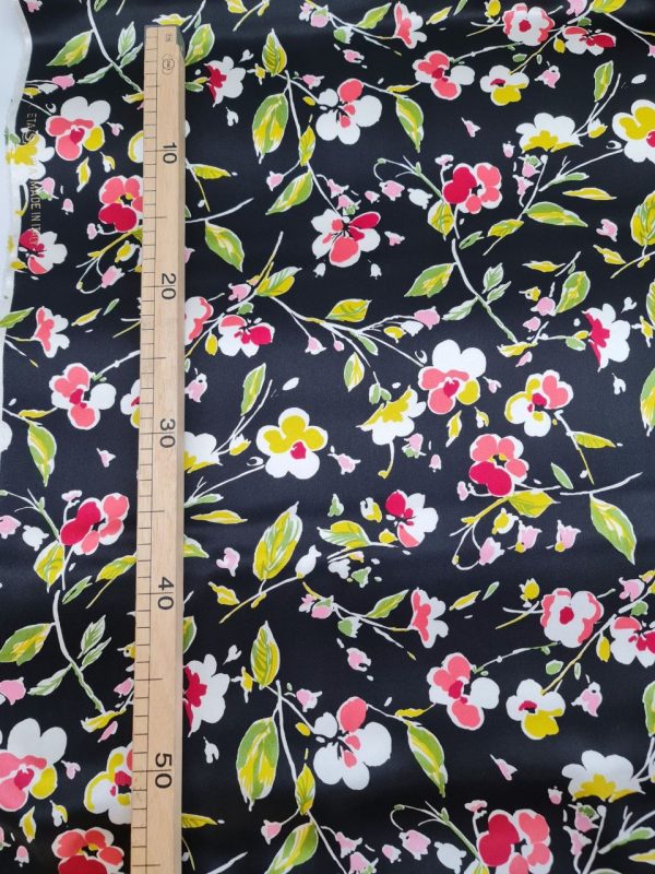 Satin di seta fondo nero a fiori var 1 - immagine 2